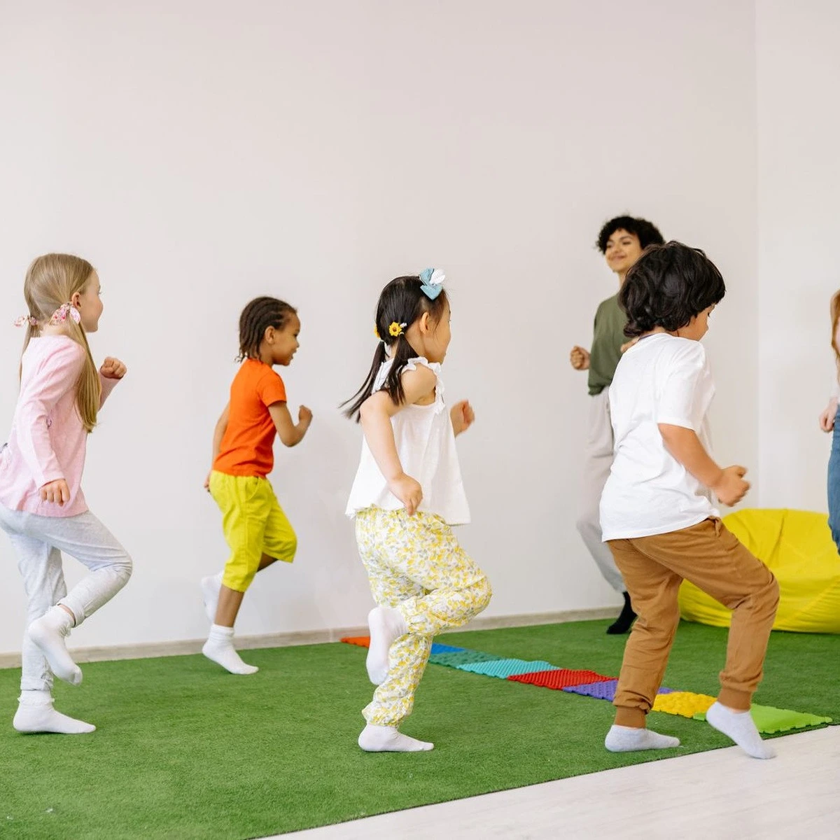 Children participating in a guided group movement activity for center based ABA therapy in Illinois